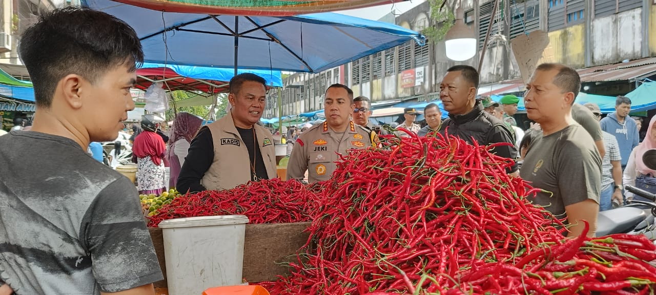 Danrem 031 Wira Bima bersama Sekdako, dan Kapolresta Pekanbaru serta Kepala Dinas Ketahanan Pangan Pekanbaru Maisisco turun langsung mengecek harga kebutuhan pokok di Pasar Kodim Jalan Teratai