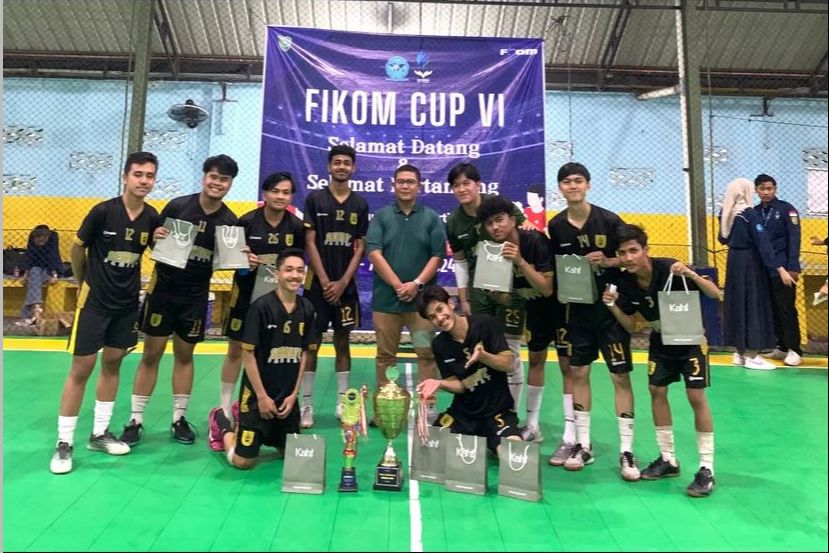 Dekan Fikom UIR Dr Muhd Ar Imam Riauan MIKom foto bersama peserta turnamen futsal Fikom Cup VI, 7 Maret 2024 lalu di Lapangan Gold Futsal, Air Dingin, Marpoyan, Pekanbaru.