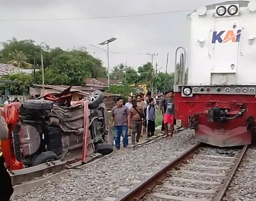 Mobil LCGC yang dikendarai korban terbalik usai ditabrak KA di pintu perlintasan Kereta Api tanpa plang, di Jalan Gunung Arjuna Kota Tebingtinggi