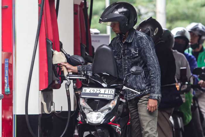 Petugas melayani pengisian Bahan Bakar Minyak (BBM) pertalite di salah satu Stasiun Pengisian Bahan Bakar Umum di Jakarta, Kamis (31/8/2023).