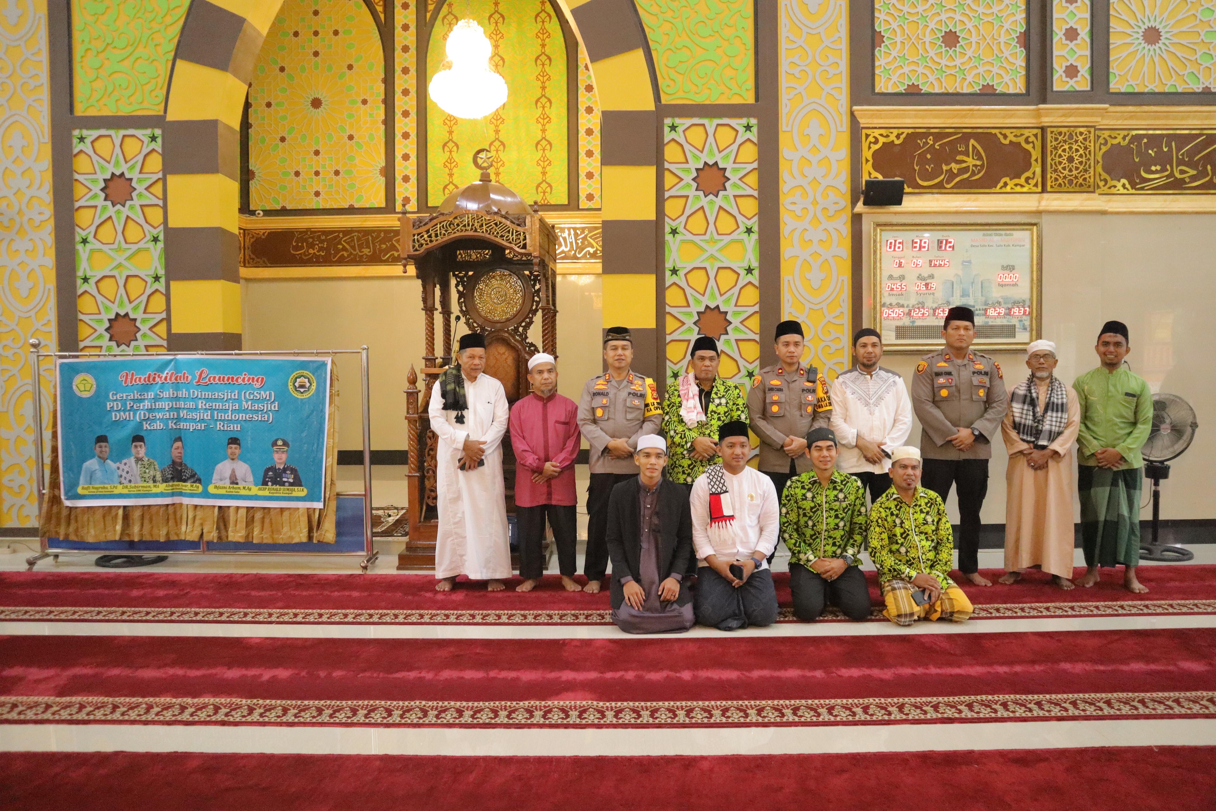 Kapolres Kampar AKBP Ronald Sumaja bersama PJU Polres Kampar menghadiri Gerakan Subuh Masjid (GSM) di Masjid Al Mukhsinin Desa Salo Kecamatan Salo, Kabupaten Kampar, Ahad (17/3/2024).