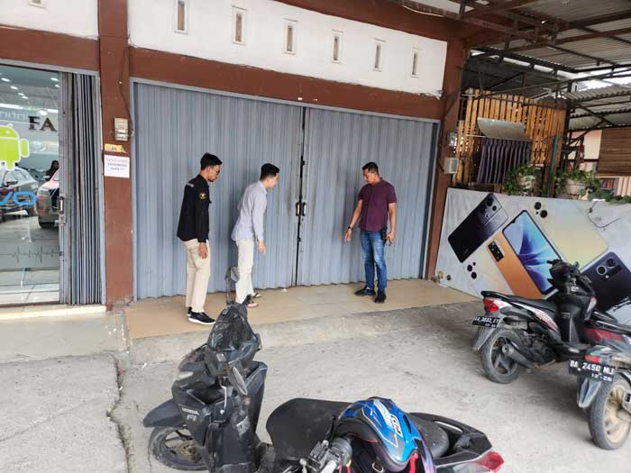 Personel Polresta Pekanbaru melakukan olah tempat kejadian perkara pencurian toko ponsel di Jalan Delima Pekanbaru, Ahad (17/3/2024) siang,