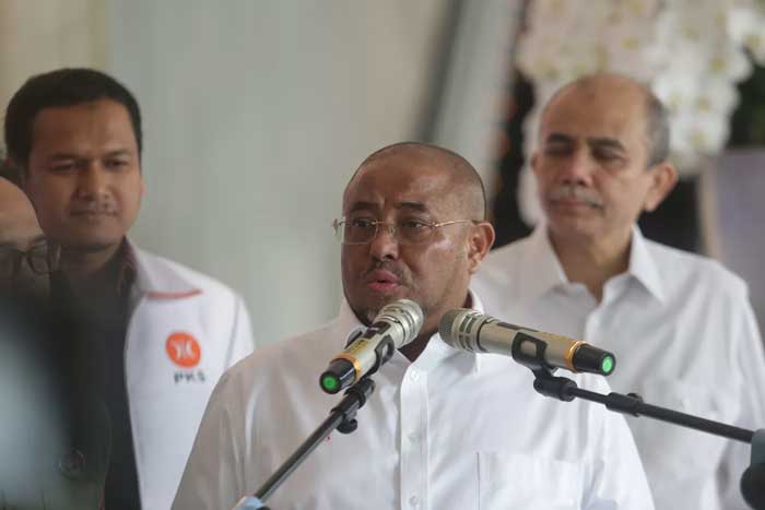 Plt Sekjen Partai Nasdem Hermawi Taslim (dua kiri) didampingi Sekjen PKS Habib Aboe Bakar Alhabsyi (kanan) dan Sekjen PKB Muhammad Hasanuddin Wahid (tengah) memberikan keterangan.