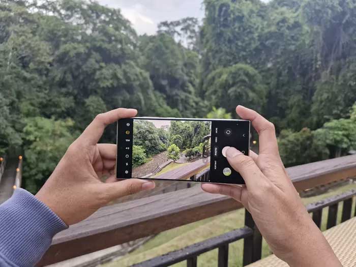 Memotret keindahan alam Ubud, Bali menggunakan ponsel Samsung Galaxy S24 Ultra. (