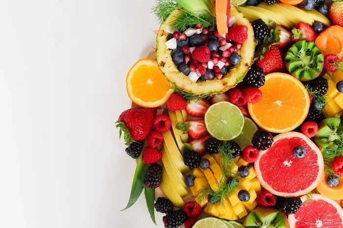 Ilustrasi buah dan sayur yang mengandung antioksidan seperti beta karoten, polivenol, astaxanthin.