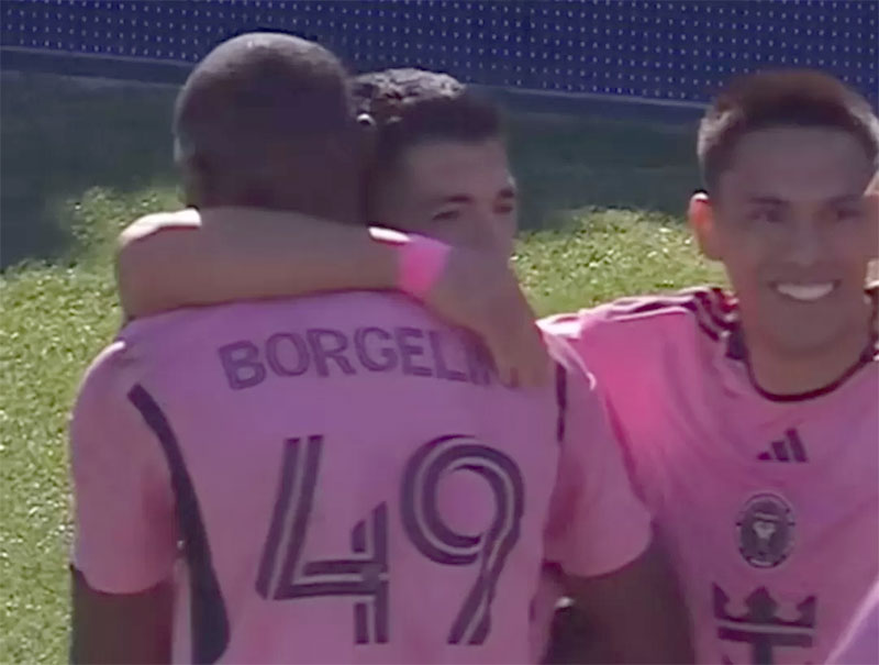 Penyerang Inter Miami Luis Suarez (tengah) melakukan selebrasi bersama rekan-rekannya usai membobol gawang DC United.