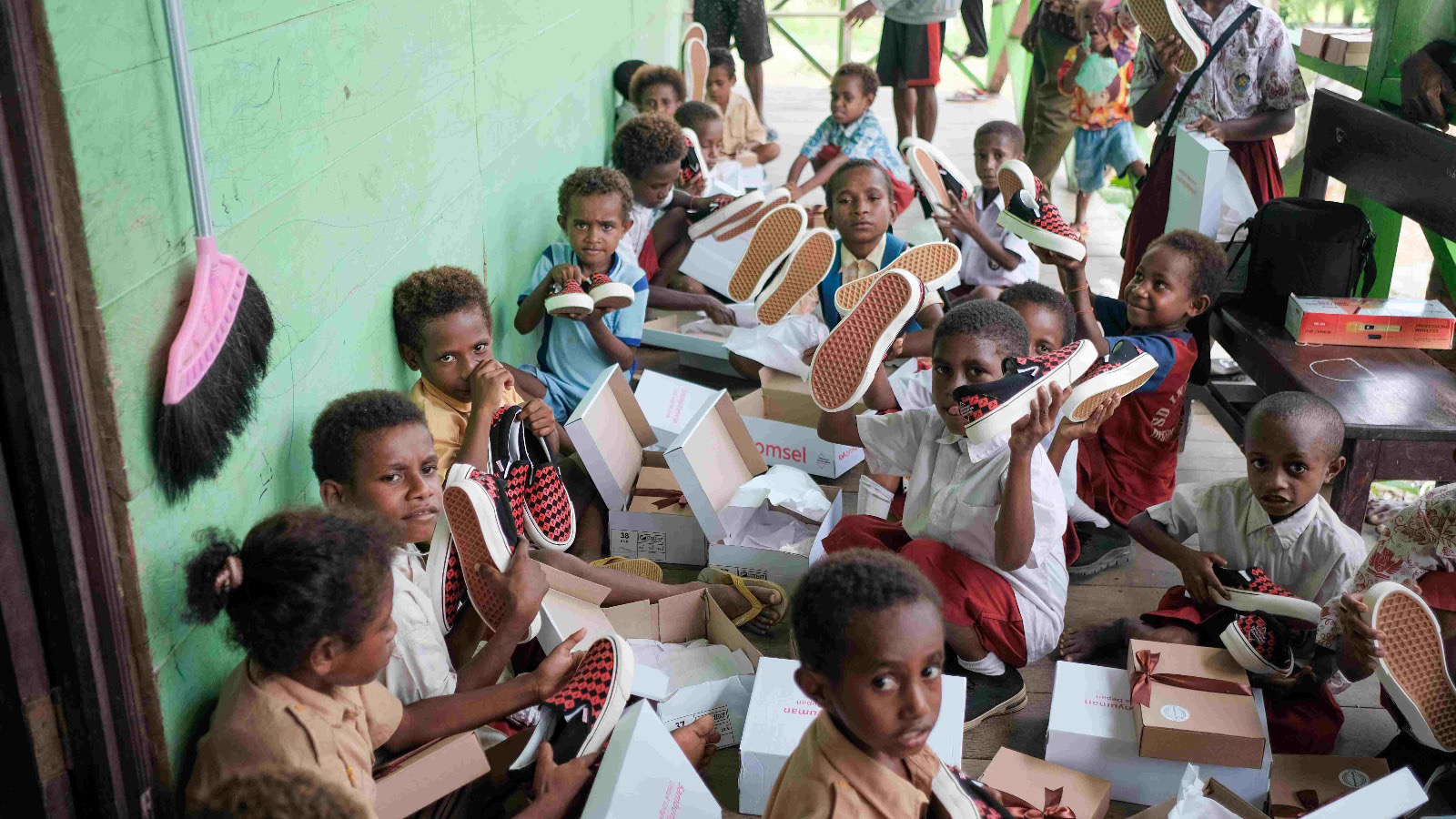 Program "Sambungkan Senyuman", Telkomsel telah menyerahkan ratusan pasang sepatu hasil donasi penukaran Telkomsel Poin kepada pelajar di sejumlah sekolah di sekitar Jayapura,Timika,&nbsp;dan&nbsp;Sorong.