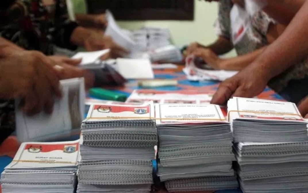 Surat suara Pilkada DKI Jakarta 2019 saat dalam proses pelipatan pada saat putaran pertama.