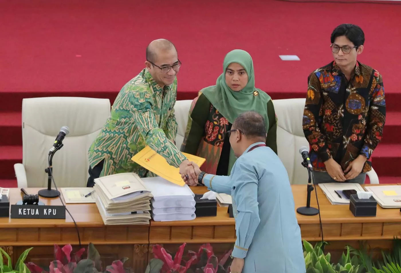 Ketua KPU Hasyim Asyari memimpin rapat pleno rekapitulasi hasil penghitungan perolehan suara tingkat nasional Pemilu 2024 di Gedung KPU, Jakarta, Sabtu (16/3/2024).