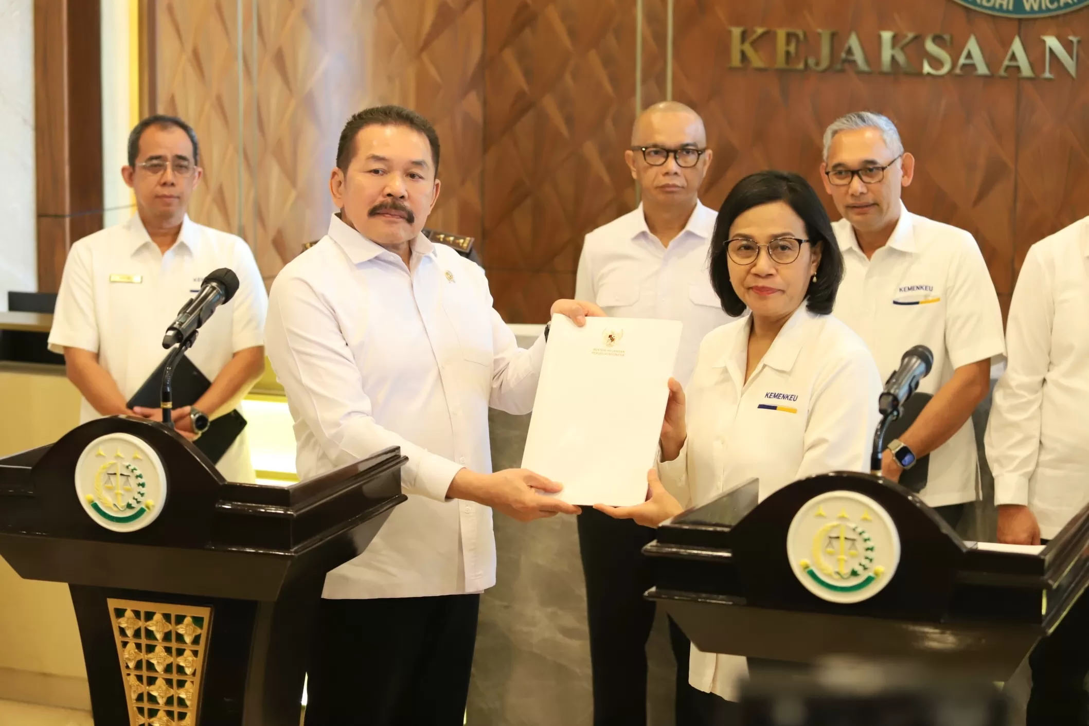 Menteri Keuangan Sri Mulyani menemui Jaksa Agung ST Buharnuddin untuk membahas dugaan korupsi di LPEI di Kejaksaan Agung.