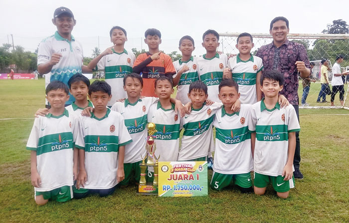 Anak-anak SSB PTPN IV Regional 3 foto bersama usai menjuarai kompetisi Festival 3 Naga Cup, beberapa hari lalu.