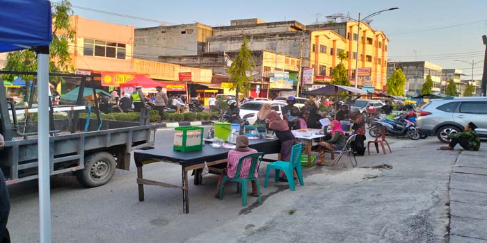 Pedagang musiman menjual takjil untuk berbuka puasa di pinggir Jalan Diponegoro, Dumai, Sabtu (16/3/2024).