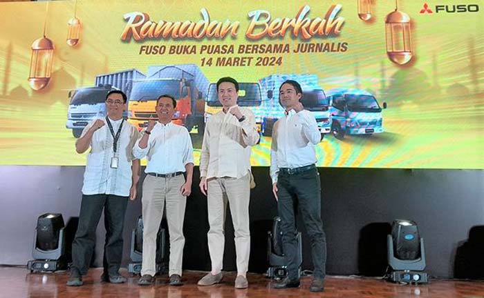 Manajemen PT Krama Yudha Tiga Berlian Motors (KTB) berfoto bersama usai pemaparan target dan strategi 2024.