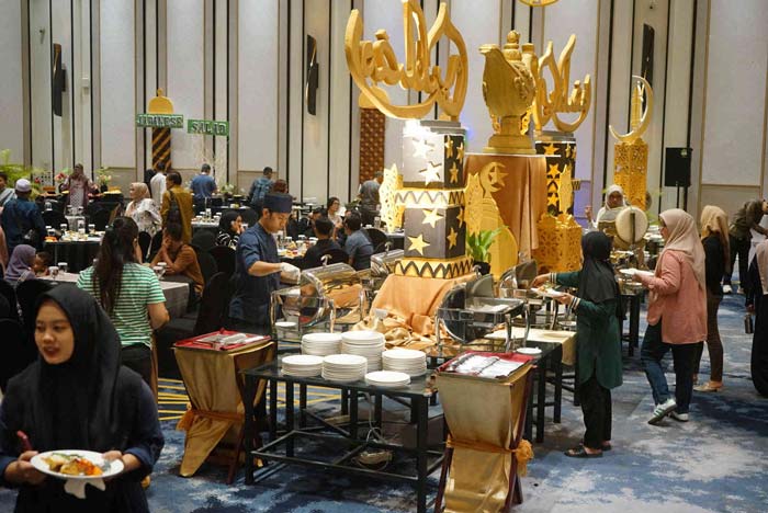Pengunjung mengambil makanan untuk berbuka puasa di Ballroom Hotel Novotel Pekanbaru, Jumat (15/3/2024).