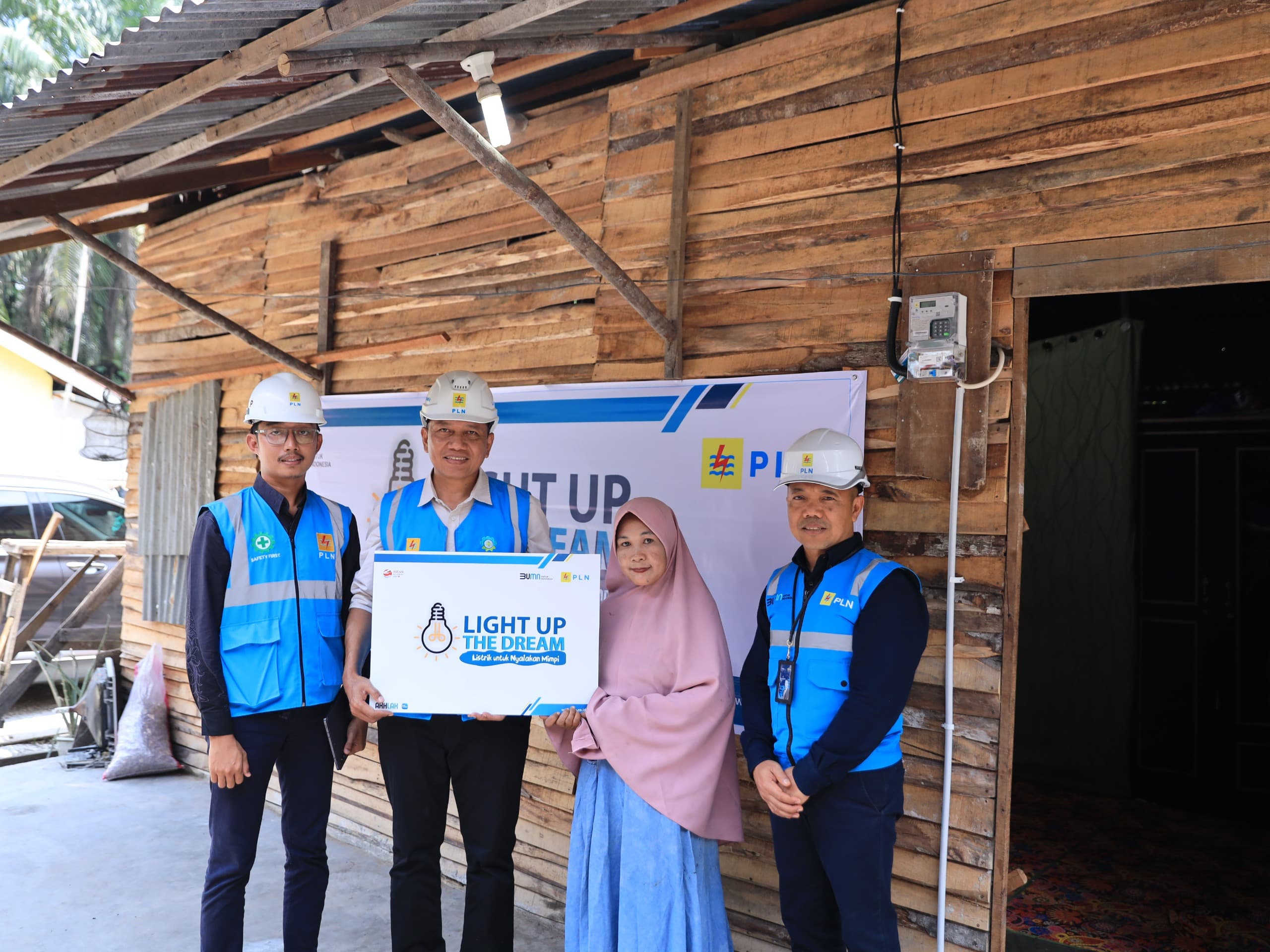 Program Light Up The Dream yang merupakan inisiatif mulia insan PLN kepada keluarga pra sejahtera di Riau dan Kepri, beberapa waktu lalu.
