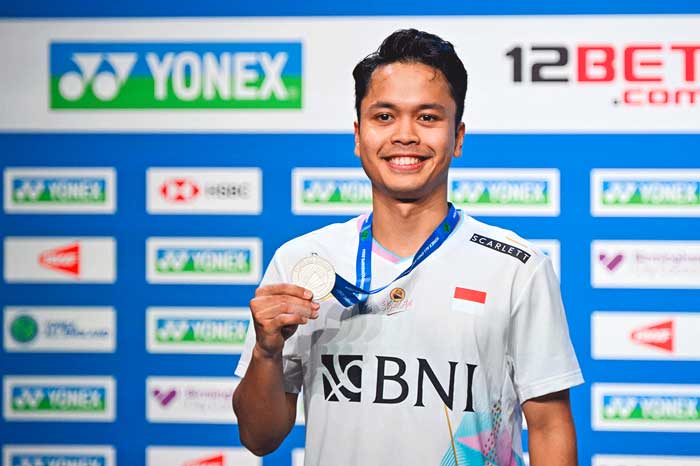RUNNER-UP: Anthony Sinisuka Ginting menunjukkan medalinya.