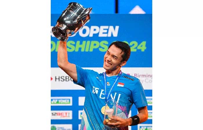 SANG KAMPIUN: Jonatan Christie mengangkat trofi di Utilita Arena, Birmingham, Minggu malam (17/3).