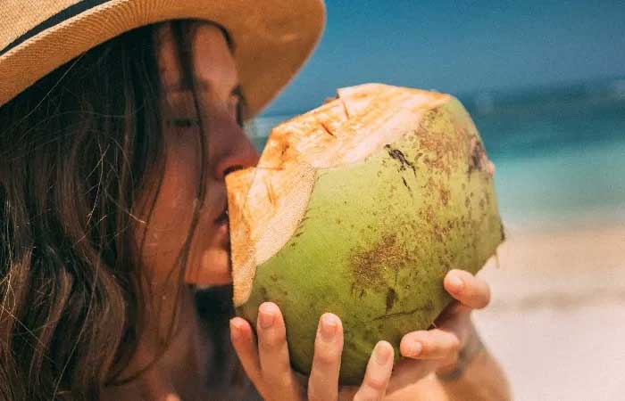Segar dan Berkhasiat, Minum Air Kelapa Dapat Mencegah Penyakit Batu Ginjal.