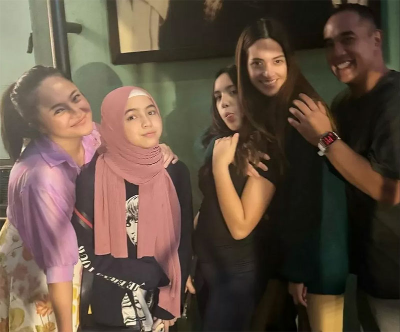 Kebersamaan Nia Ramadhani ditemani suami bersama Marshanda dan anak-anak mereka.