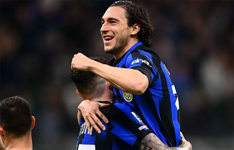 Bek sayap kanan Inter Milan Matteo Darmian melakukan selebrasi usai menjebol gawang Napoli pada pekan ke-29 Serie A Italia di Giuseppe Meazza, Milan, Senin (18/3/2024) dini hari WIB.