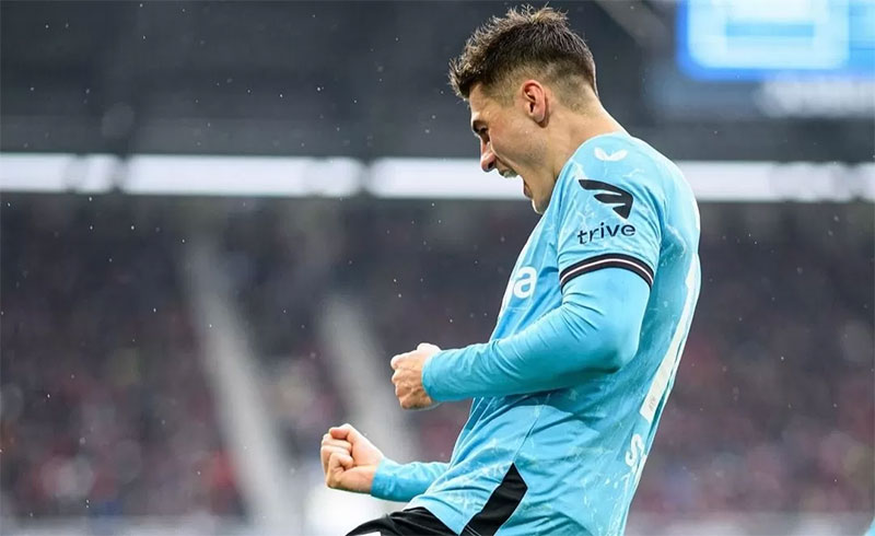 Penyerang Bayer Leverkusen Patrik Schick melakukan selebrasi usai menjebol gawang Freiburg .