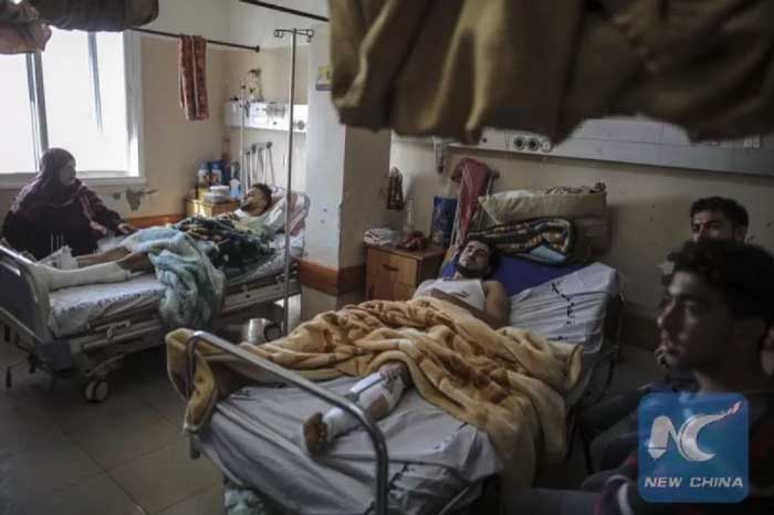 Sejumlah warga Palestina mendapat perawatan, karena terluka selama pertempuran dengan pasukan Israel, di Rumah Sakit Al-Shifa di Kota Gaza pada 2 April 2018.