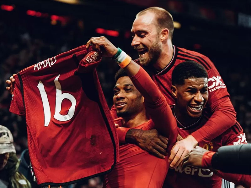 Pemain Manchester United Amad Diallo berselebrasi usai mencetak gol ke gawang Liverpool.