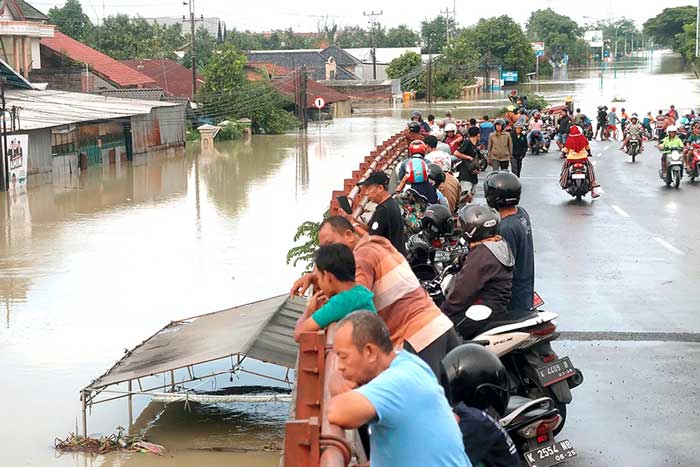 Tanggul Sungai Wulan di Duku Norowito, Desa Ketajung, Kecamatan Karanganyar, Demak, jebol, Minggu (17/3). Akibatnya, jalan pantura Demak-Kudus tak bisa dilalui karena banjir.
