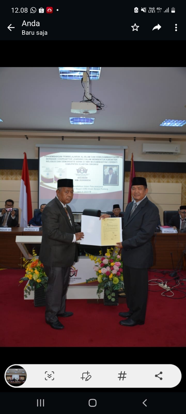 Ketua Tim Penguji UIN Imam Bonjol Padang Prof Dr Firdaus MAg menyerahkan sertifikat gelar doktor pada Ahdanan SAg MPd, Senin (18/3/2024) kemarin.