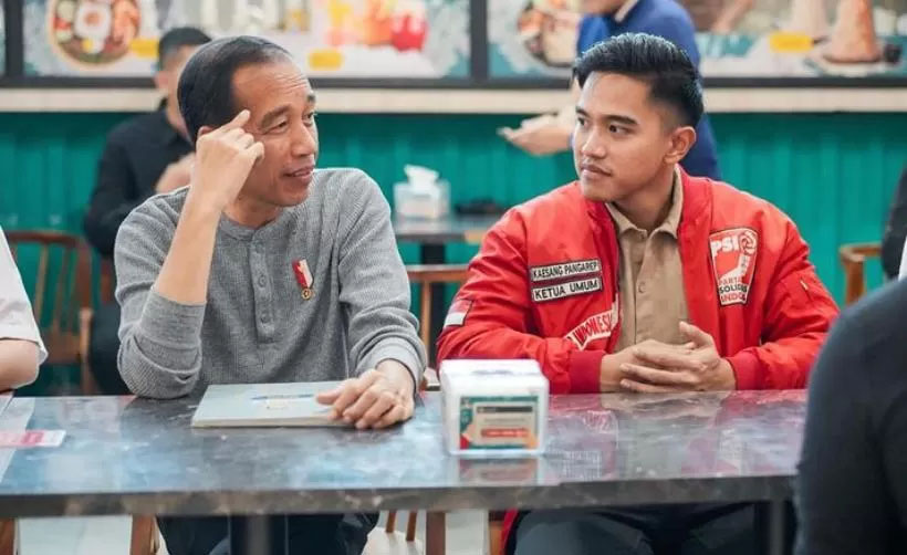 Presiden Joko Widodo (Jokowi) melakukan pertemuan makan malam dengan Ketua Umum Partai Solidaritas Indonesia (PSI) Kaesang Pangarep dan jajaran struktural partai di Sun Plaza Medan, Rabu (7/2) malam.
