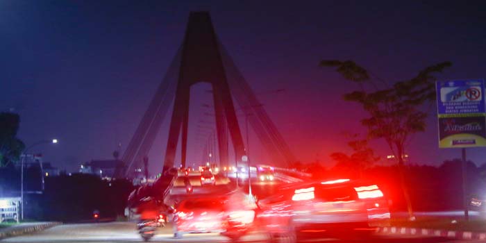 Lampu penerangan di atas Jembatan Sultan Abdul Jalil Alamuddin Syah (Siak IV) padam hingga suansa menjadi gelap. Foto diambil Rabu (13/3/2024) malam.