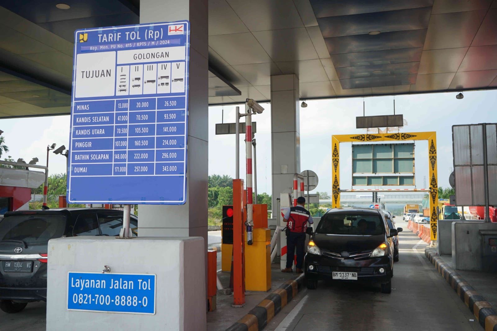 Suasana arus lalu lintas di depan pintu Tol Pekanbaru-Dumai bagian Pekanbaru pasca kenaikan tarif, Senin (18/3/2024).