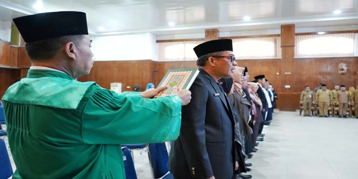Sekko Dumai H Indra Gunawan SIP MSi (dua kiri) menghadiri pelantikan pejabat eselon III dan IV di lingkungan Pemko Dumai di Balai Sri Bunga Tanjung, Senin (18/3/2024). F