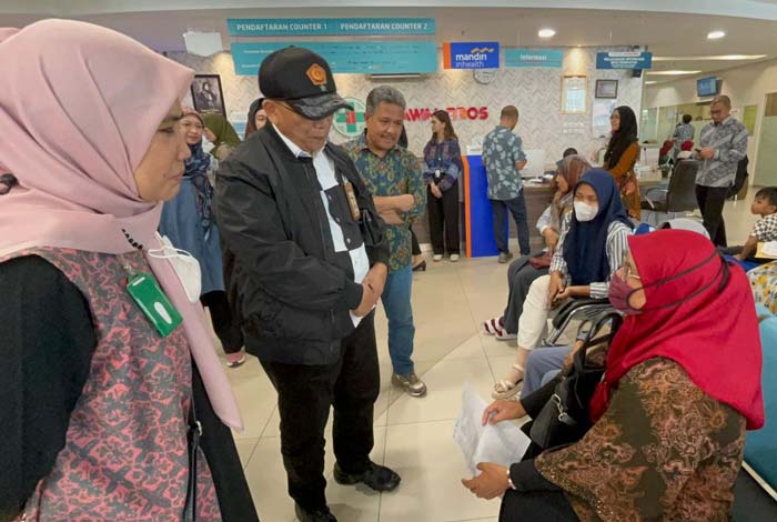 Tenaga Ahli Kedeputian II Kantor Staf Presiden Brigjen TNI (Purn) dr Noch T Mallisa MKes menyapa pasien yang sedang berobat di RS Awal Bros Panam saat kunjungannya.