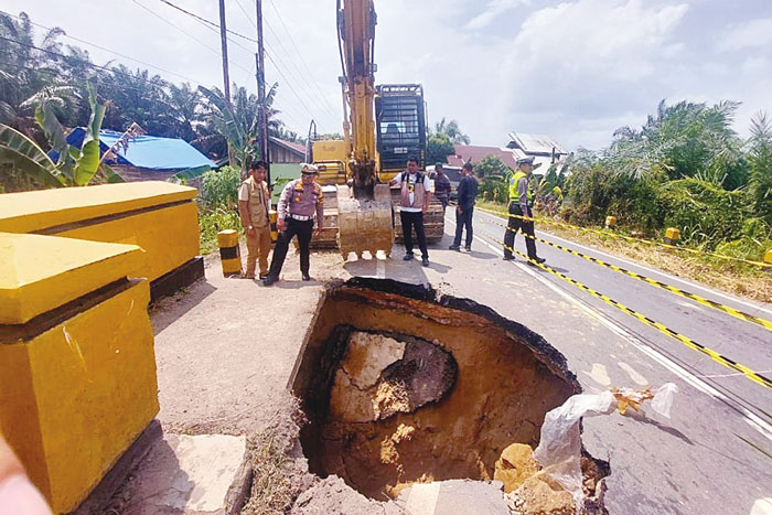 Tim UPTJJ Wilayah IV Dinas PUPR-PKPP Riau melakukan pengecekan abutment Jembatan Teluk Sungkai yang longsor, Ahad (17/3/2024).