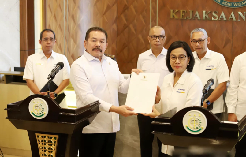 Jaksa Agung Sanitiar Burhanuddin bersama dengan Menteri Keuangan Sri Mulyani memberikan keterangan pers terkait laporan Menkeu mengenai dugaan tindak pidana korupsi.
