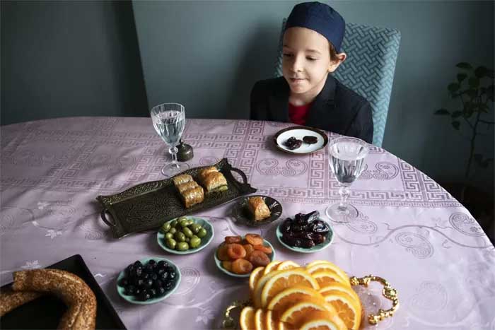 ilustrasi anak kecil yang sedang menunggu waktu berbuka puasa