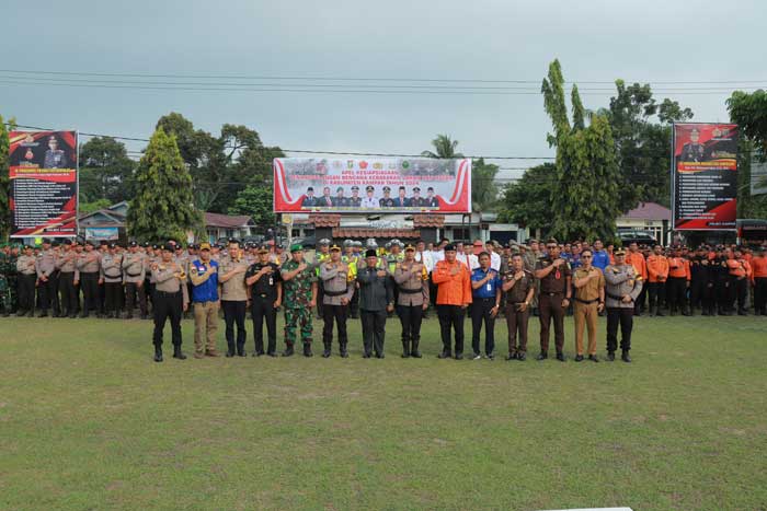Kapolres Kampar AKBP Ronald Sumaja, Pj Sekda  Drs Yusri dan forkopimda apel kesiapsiagaan penanggulangan bencana di lapangan Mapolres Kampar.
