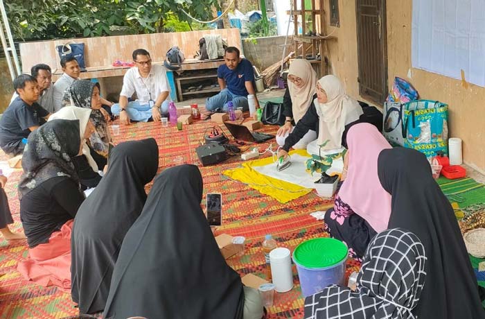 Masyarakat Desa Pangkalankerinci Barat, Kabupaten Pelalawan mengamati langsung cara mengelola sampah yang efektif dalam Pelatihan Pengelolaan Sampah sinergi Program Kampung Iklim yang ditaja CD RAPP.