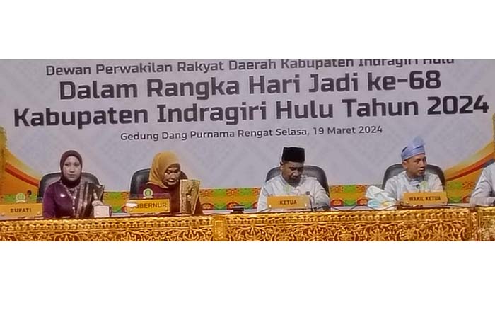 Pimpin Rapat Paripurna Hari Jadi ke-68 Inhu di Rengat, Inhu, Selasa (19/3/2024).