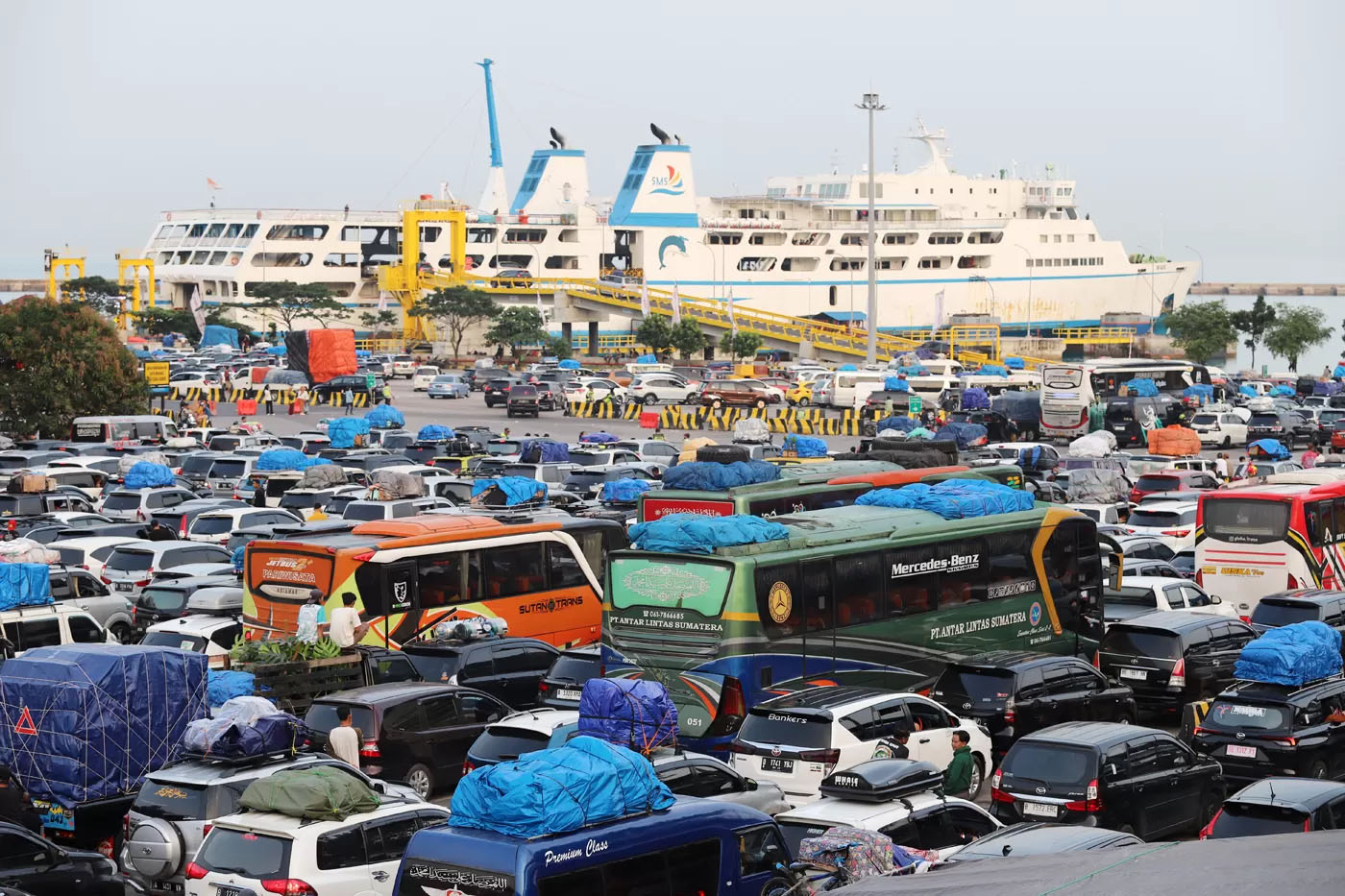 Antrean mobil pribadi dan bus berisi pemudik menunggu kapal di Pelabuhan Merak, Banten, Rabu (19/4/2023).