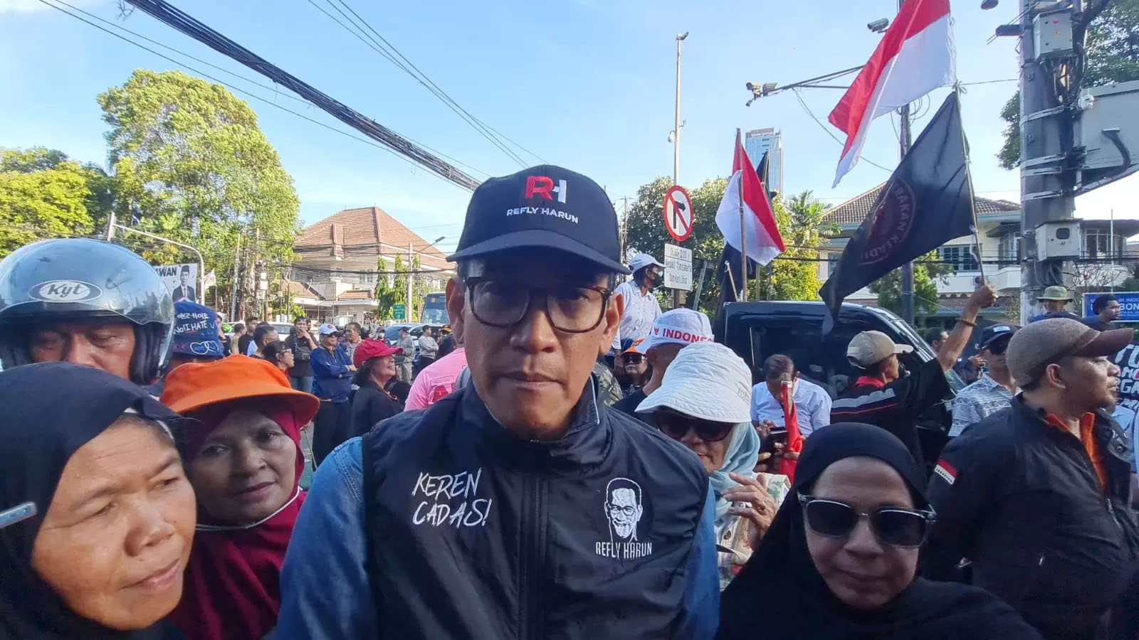 Pakar Hukum Tata Negara Refly Harun turun gunung ikut melakukan aksi demonstrasi di depan KPU RI.