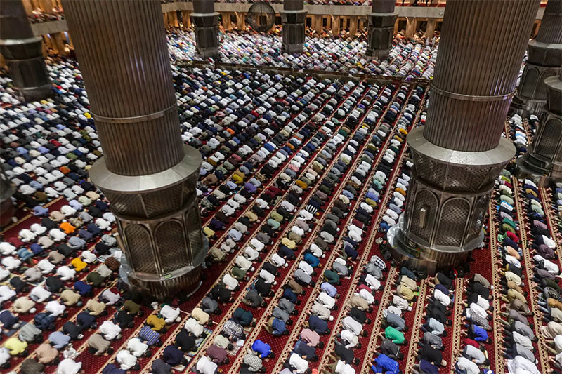 Umat muslim melaksanakan ibadah salat tarawih pertama di Masjid Istiqlal, Jakarta, Senin (11/3/2024).