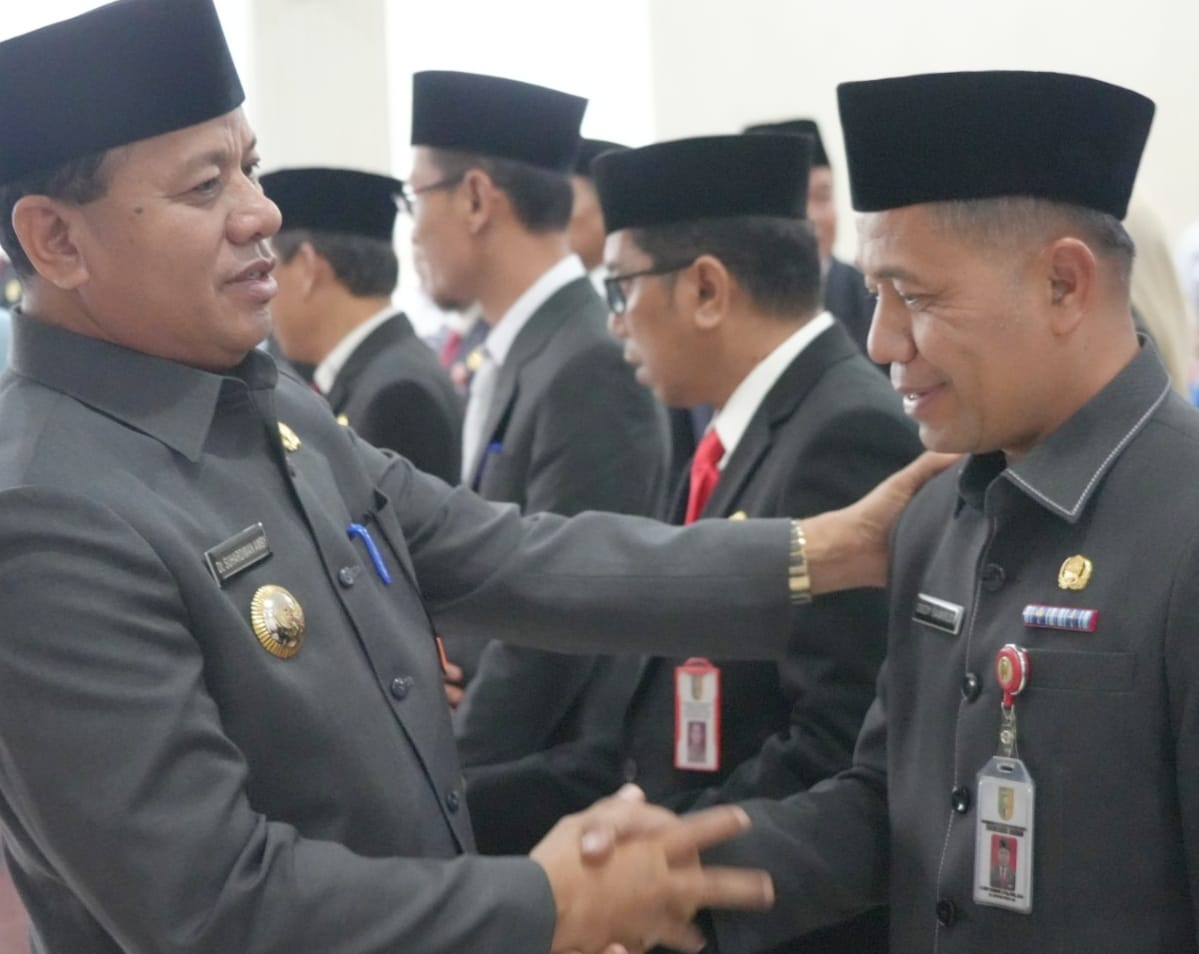 Bupati Kuansing, Dr H Suhardiman Amby Ak MM bersalaman dengan H Dedy Sambudi SKM MKes usai pelantikan di ruang multimedia kantor bupati, Rabu (20/3/2024).
