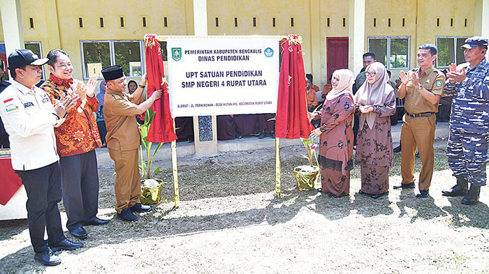 Bupati Bengkalis Kasmarni meresmikan SMPN 4 Rupat Utara di Desa Hutan Kayu, Kecamatan Rupat Utara,&nbsp;Kabuapten Bengkalis, Selasa (19/3/2024).