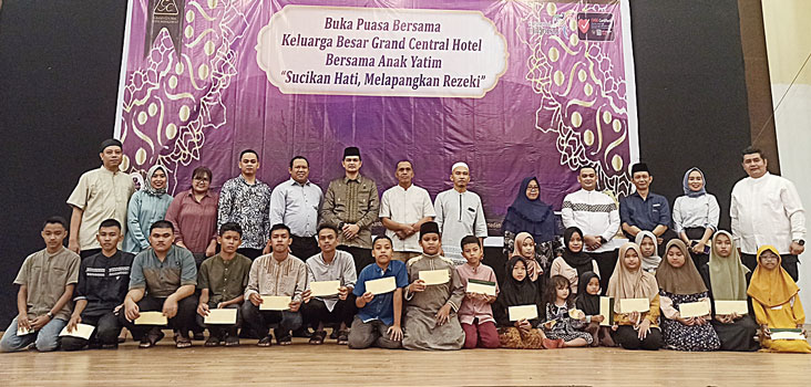 General Manager Hotel Grand Central Pekanbaru Ruzelfi bersama jajarannya usai memberikan santunan kepada 20 anak yatim pada acara buka puasa bersama, Selasa (19/3/2024).