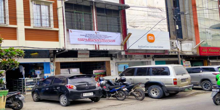 Salah satu rumah makan yang berada di Jalan Setia Budi memasang spanduk pemberitahuan &rdquo;Hanya Melayani Pelanggan yang Tidak Beragama Islam&rdquo;, Selasa (19/3/2024).