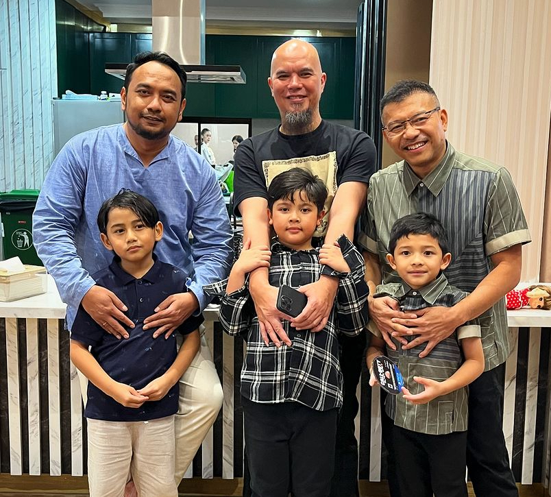 Bebi Romeo, Ahmad Dhani dan Anang Hermansyah foto bersama dengan anak-ananknya.