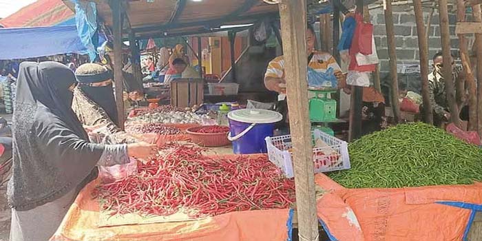 Aktivitas jual beli di salah satu pasar tradisional di Kota Dumai