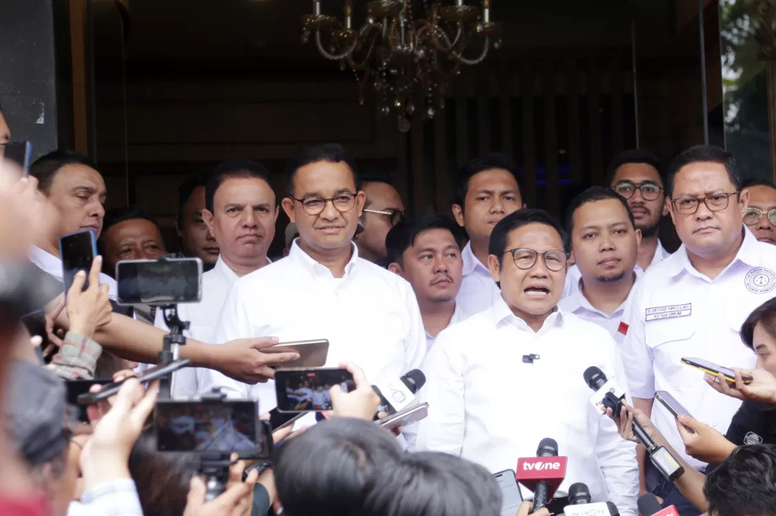 Pasangan Anies Baswedan dan Muhaimin Iskandar bersama Ketua Tim Hukum Nasional AMIN Ari Yusuf Amir serta Kapten Timnas Muhammad Syaugi memberikan keterangan pers usai melakukan pertemuan di Markas Tim